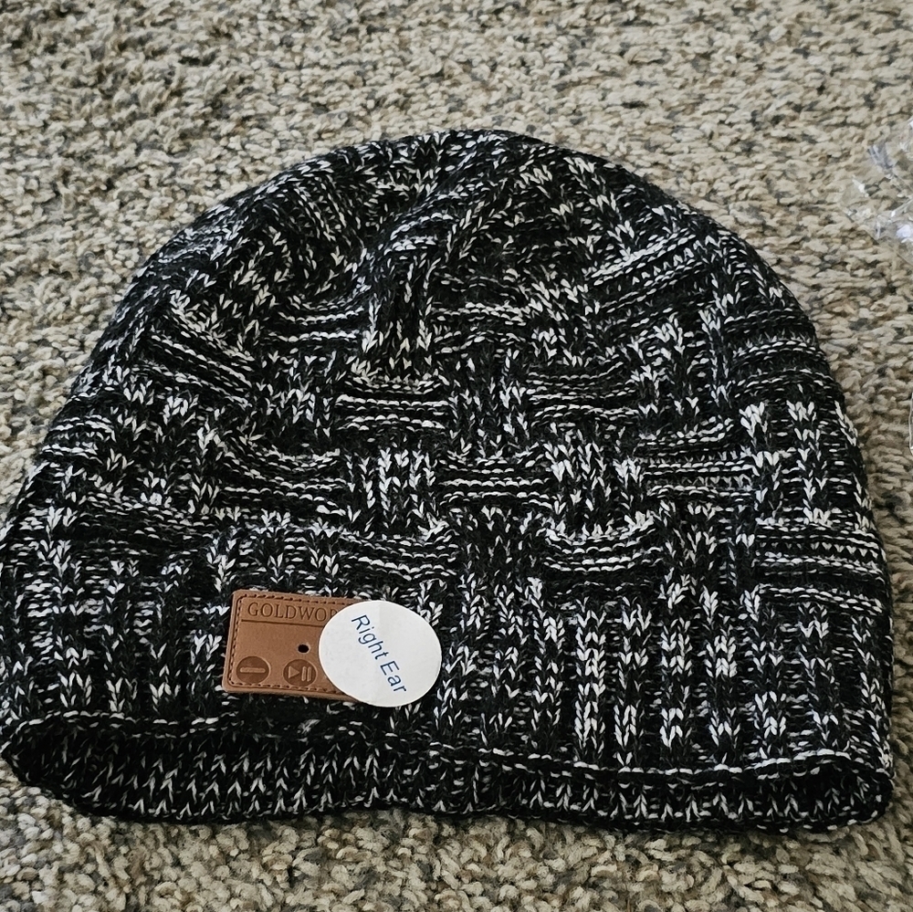Bluetooth Beanie Black and White - New